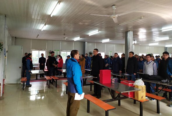 公司全體員工起立唱國(guó)歌