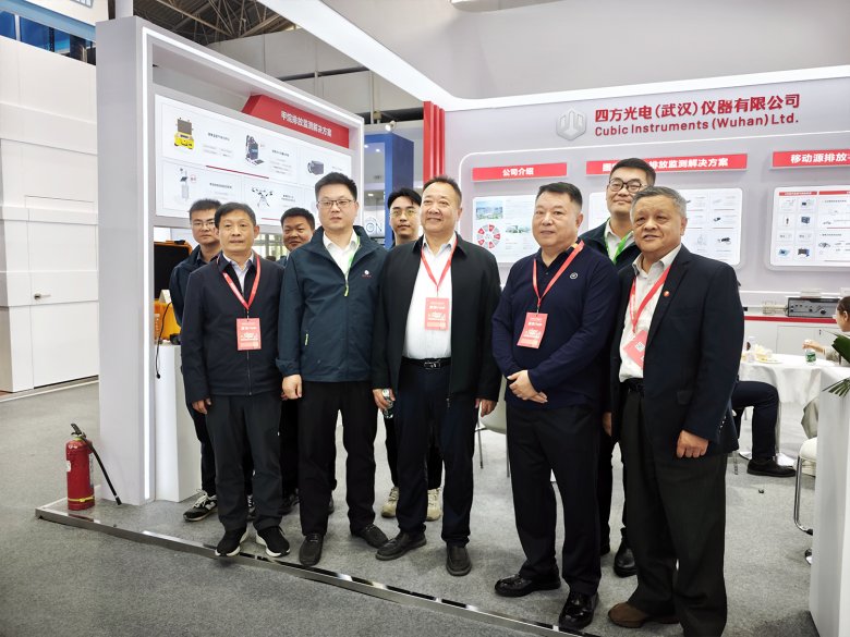 湖北省環(huán)境保護產(chǎn)業(yè)協(xié)會會長到訪四方儀器展臺交流(1).png